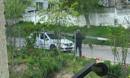 Ghinion pentru un sofer din capitala. O masina a fost distrusa, dupa ce un pilon electric a cazut la pamant. imagini de la locul incidentului - FOTO