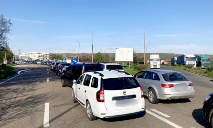 S-au format din nou ambuteiaje la vama Leuseni. Mai multe masini asteapta sa iasa din tara. Politistii de frontiera indeamna calatorii sa opteze pentru punctele de trecere a frontierei din apropiere  - FOTO