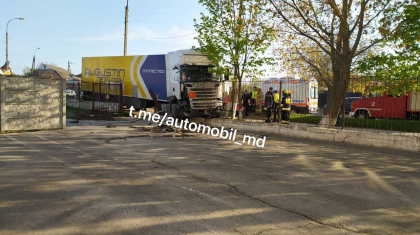 Accident in capitala. Un barbat a ajuns cu camionul intr-un gard din metal, dupa ce a pierdut controlul volanului si a derapat de pe sosea - FOTO