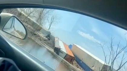 Un tren a deraiat in SUA. Doua vagoane au cazut in apele unui rau - VIDEO