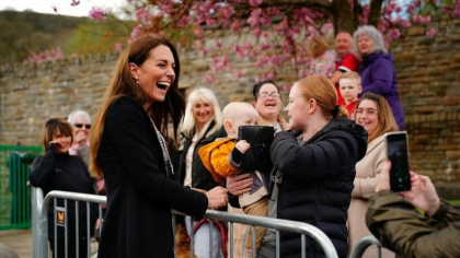 Kate Middleton a fost "jefuita" de un bebelus in timpul unui eveniment public. Reactia printesei de Wales - FOTO / VIDEO