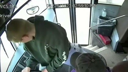 Momentul dramatic in care un elev de 13 ani preia controlul unui autobuz dupa ce soferita a lesinat la volan - VIDEO Momentul dramatic in care un elev de 13 ani preia controlul unui autobuz dupa ce soferita a lesinat la volan - VIDEO