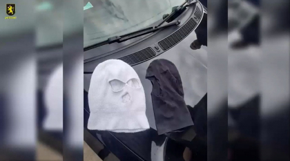 Patru tineri, arestati dupa ce au talharit doi straini. I-au amenintat si le-au luat banii. Cum actionau - VIDEO Patru tineri, arestati dupa ce au talharit doi straini. I-au amenintat si le-au luat banii. Cum actionau - VIDEO