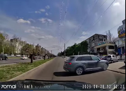 Soferul unui Audi din Chisinau nu a tras frana de mana, iar masina a luat-o la vale. Momentul - surprins de camera de bord - VIDEO Soferul unui Audi din Chisinau nu a tras frana de mana, iar masina a luat-o la vale. Momentul - surprins de camera de bord - VIDEO