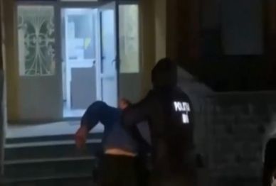 Aruncau drogurile peste gard sau acoperis.  Doi tineri de 29 de ani, retinuti in momentul in care faceau livrarile - VIDEO