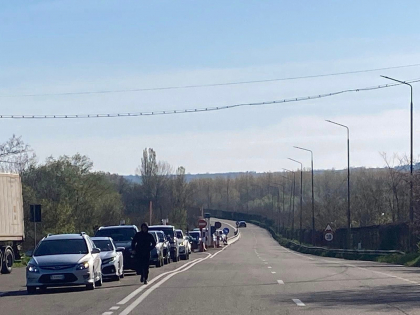 Trafic intensiv la punctele de trecere a frontierei Leuseni-Albita si Sculeni. Zeci de masini asteapta la coada pentru a parasi Republica Moldova - FOTO
Trafic intensiv la punctele de trecere a frontierei Leuseni-Albita si Sculeni. Zeci de masini asteapta la coada pentru a parasi Republica Moldova - FOTO
