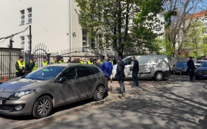 Polonia a confiscat cladirea unui liceu rusesc, situat in sediul Ambasadei Rusiei. Reactia ambasadorului: Acesta este un act ilegal, o incursiune intr-o instalatie diplomatica
Polonia a confiscat cladirea unui liceu rusesc, situat in sediul Ambasadei Rusiei. Reactia ambasadorului: Acesta este un act ilegal, o incursiune intr-o instalatie diplomatica