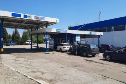 Soferul unui autocamion risca sa fie amendat, dupa ce a vrut sa intre in tara cu o arma pentru paintball nedeclarata - FOTO Soferul unui autocamion risca sa fie amendat, dupa ce a vrut sa intre in tara cu o arma pentru paintball nedeclarata - FOTO