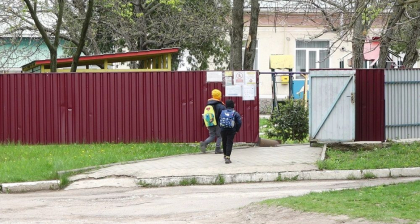 Caz revoltator intr-o gradinita din raionul Drochia. Trei copii, impusi sa se dezbrace in pielea goala. Educatoarea sustine ca a fost o gluma - VIDEO Caz revoltator intr-o gradinita din raionul Drochia. Trei copii, impusi sa se dezbrace in pielea goala. Educatoarea sustine ca a fost o gluma - VIDEO
