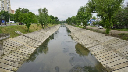 Un obiect metalic, asemanator unui obuz, gasit pe malul raului Bic din capitala. Reprezentantii Fortelor Armate al Republicii Moldova au fost solicitati - FOTO 