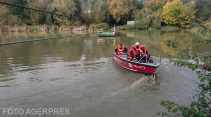 Tragedie in Romania. O barca in care se aflau 12 persoane s-a rasturnat in raul Mures. Un copil de 4 ani a murit. Doi adulti si doi copii sunt disparuti Tragedie in Romania. O barca in care se aflau 12 persoane s-a rasturnat in raul Mures. Un copil de 4 ani a murit. Doi adulti si doi copii sunt disparuti