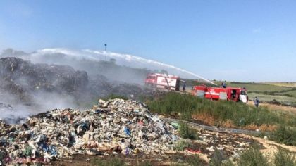 Un incendiu a izbucnit la gunoistea din orasul Vatra. Doua echipaje de salvatori si pompieri au intervenit 