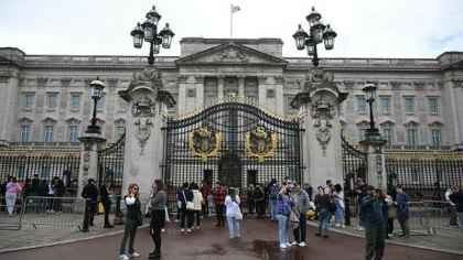 Un barbat, arestat dupa ce a aruncat cartuse de la o arma de vanatoare in incinta Palatului Buckingham Un barbat, arestat dupa ce a aruncat cartuse de la o arma de vanatoare in incinta Palatului Buckingham