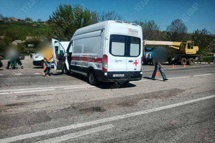 Un copil de 13 ani a fost lovit de o masina in timp ce traversa strada intr-o localitate din stanga Nistrului. Medicii se afla la locul accidentului - FOTO 