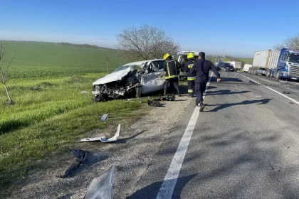 Grav accident pe o sosea din tara. O masina si un camion al serviciului postal s-au lovit violent: soferul a ramas blocat intre fiarele automobilului - FOTO Grav accident pe o sosea din tara. O masina si un camion al serviciului postal s-au lovit violent: soferul a ramas blocat intre fiarele automobilului - FOTO
