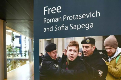 Belarus l-a condamnat la 8 ani de inchisoare pe jurnalistul Roman Protasevici, la aproape doi ani dupa deturnarea zborului Ryanair la Minsk