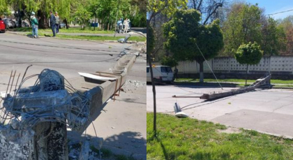 Un nou pilon de electricitate a cazut pe o strada din capitala, blocand integral circulatia - FOTO Un nou pilon de electricitate a cazut pe o strada din capitala, blocand integral circulatia - FOTO