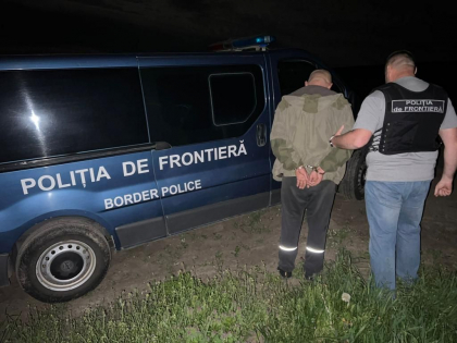 Ar fi incercat sa ajute doi ucraineni sa intre in tara noastra. Moldovean - banuit de organizarea migratiei ilegale - FOTO Ar fi incercat sa ajute doi ucraineni sa intre in tara noastra. Moldovean - banuit de organizarea migratiei ilegale - FOTO