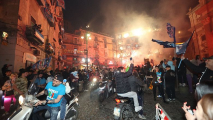 Tanar impuscat mortal in Napoli, unde se sarbatorea titlul de campioana la fotbal. Sunt suspiciuni ca ar fi fost o actiune criminala Tanar impuscat mortal in Napoli, unde se sarbatorea titlul de campioana la fotbal. Sunt suspiciuni ca ar fi fost o actiune criminala