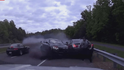 Un BMW oprit de politie a fost lovit violent de un alt BMW care venea din sens opus cu 190 km/h, in SUA - VIDEO
Un BMW oprit de politie a fost lovit violent de un alt BMW care venea din sens opus cu 190 km/h, in SUA - VIDEO