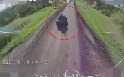 O drona kamikaze urmareste doi rusi care fug in disperare cu un ATV: Cum se termina cursa O drona kamikaze urmareste doi rusi care fug in disperare cu un ATV: Cum se termina cursa