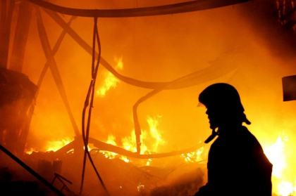 O cladire parasita din Drochia - cuprinsa de flacari: In interior a fost gasit cadavrul carbonizat al unei persoane, iar un barbat a ajuns la spital 