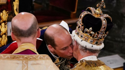 Printul William si-a sarutat tatal in timpul incoronarii. Ce se afla in spatele acestui gest emotionant - FOTO