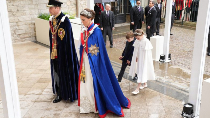 Cele doua accesorii alese de Kate Middleton pentru a aduce un omagiu emotionant reginei Elisabeta si printesei Diana - FOTO Cele doua accesorii alese de Kate Middleton pentru a aduce un omagiu emotionant reginei Elisabeta si printesei Diana - FOTO