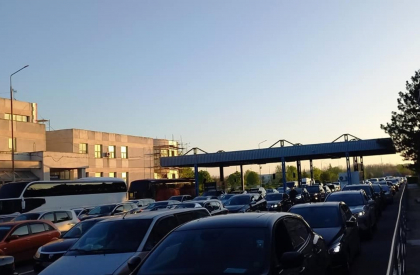 Aglomeratie la frontiera cu Romania. Zeci de masini asteapta sa iasa din tara, la vama Sculeni si Leuseni - FOTO