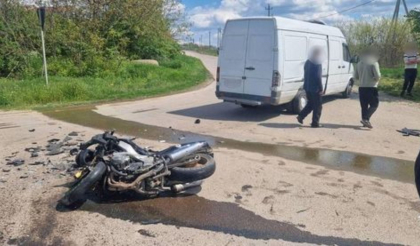 Un nou accident cu implicarea unei motociclete. Un tanar a ajuns in stare grava la spital, dupa ce s-a lovit cu motocicleta de un microbuz, la Soroca - FOTO Un nou accident cu implicarea unei motociclete. Un tanar a ajuns in stare grava la spital, dupa ce s-a lovit cu motocicleta de un microbuz, la Soroca - FOTO