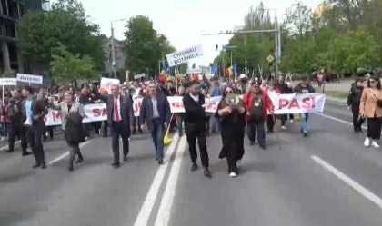 Membrii si simpatizantii partidului SOR au protestat din nou in fata Parlamentului. Cu zeci de pancarte in maini acestia au scandat lozinci impotriva guvernarii - VIDEO Membrii si simpatizantii partidului SOR au protestat din nou in fata Parlamentului. Cu zeci de pancarte in maini acestia au scandat lozinci impotriva guvernarii - VIDEO