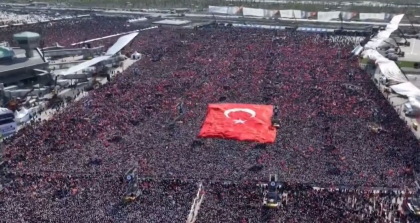Miting masiv la Istanbul pentru Erdogan: 1,7 milioane de oameni prezenti - VIDEO Miting masiv la Istanbul pentru Erdogan: 1,7 milioane de oameni prezenti - VIDEO