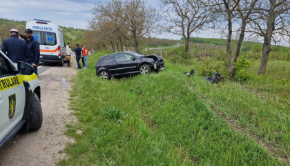 Accident la Ialoveni. Doua persoane - transportate la spital, dupa ce masina in care se aflau a derapat si a ajuns pe marginea drumului - FOTO Accident la Ialoveni. Doua persoane - transportate la spital, dupa ce masina in care se aflau a derapat si a ajuns pe marginea drumului - FOTO