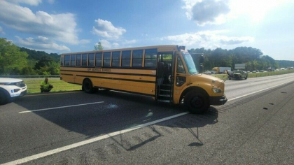 Un adolescent de 14 ani a furat un autobuz scolar, a provocat un accident si a incercat sa calce un barbat. Cum a fost prins