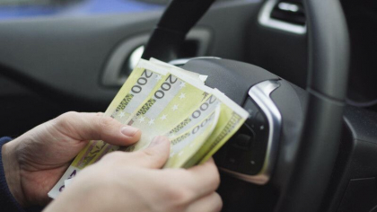 Un sofer urmarit de politie a aruncat zeci de mii de euro pe geamul masinii ca sa scape. Apoi, s-a predat singur Un sofer urmarit de politie a aruncat zeci de mii de euro pe geamul masinii ca sa scape. Apoi, s-a predat singur