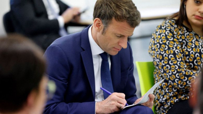 Scrisoarea lui Macron. Presedintele Frantei a scris de mana un mesaj pentru alegatorii lui Scrisoarea lui Macron. Presedintele Frantei a scris de mana un mesaj pentru alegatorii lui