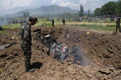 „Sicriul zburator” a omorat trei oameni dupa ce s-a prabusit pe o casa, in India. Pilotul avionului de vanatoare sovietic s-a catapultat - VIDEO 