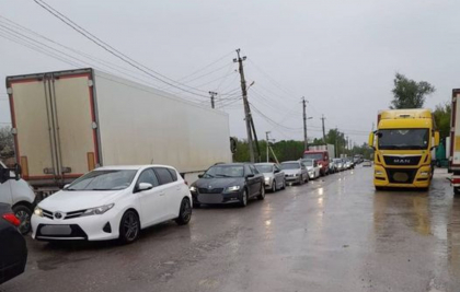 Atentie, calatori. S-au format din nou ambuteiaje la frontiera moldo-romana. Mai multe masini asteapta sa iasa din tara, la vama Sculeni 