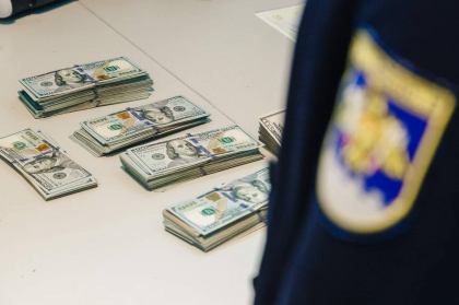 A declarat ca iese din tara cu 20 de mii de dolari, dar avea mai multi bani la ea. Ce suma au gasit vamesii in bagajul unei pasagere de pe cursa Chisinau-Antalya