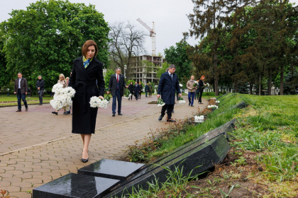 Mesajul presedintelui Maia Sandu de 9 mai. ,,Azi ii comemoram pe cei care au facut sacrificiul suprem - au aparat dreptul la viata cu propria viata" Mesajul presedintelui Maia Sandu de 9 mai. ,,Azi ii comemoram pe cei care au facut sacrificiul suprem - au aparat dreptul la viata cu propria viata"