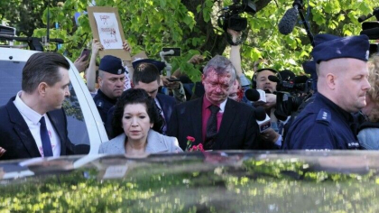 Momentul in care ambasadorul Rusiei in Polonia este stropit in fata cu vopsea rosie la o ceremonie in Varsovia - VIDEO