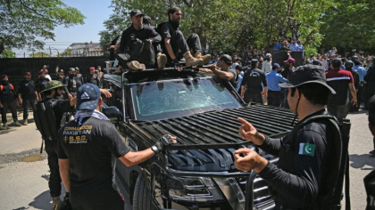 Fostul premier pakistanez Imran Khan, acuzat de coruptie, a fost arestat de armata - VIDEO Fostul premier pakistanez Imran Khan, acuzat de coruptie, a fost arestat de armata - VIDEO