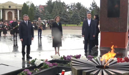 Sefa statului, prim-ministrul si presedintele Parlamentului au depus flori la Complexul Memorial Eternitate. Sandu: „Am comemorat toti oamenii care au murit pentru pace” - VIDEO 