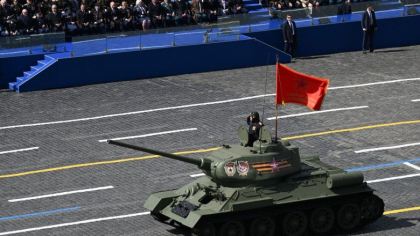 La parada militara a lui Putin din Piata Rosie a defilat un singur tanc. Modelul a fost folosit de Stalin in al Doilea Razboi Mondial