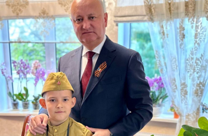 Cu panglica bicolora in piept, Dodon anunta ca va fi prezent in centrul capitalei, unde va fi organizat „Marsul Memoriei”. Cum si-a imbracat fiul - FOTO Cu panglica bicolora in piept, Dodon anunta ca va fi prezent in centrul capitalei, unde va fi organizat „Marsul Memoriei”. Cum si-a imbracat fiul - FOTO