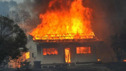 Trupul carbonizat al unui barbat de 46 de ani, gasit intr-o casa cuprinsa de flacari Trupul carbonizat al unui barbat de 46 de ani, gasit intr-o casa cuprinsa de flacari