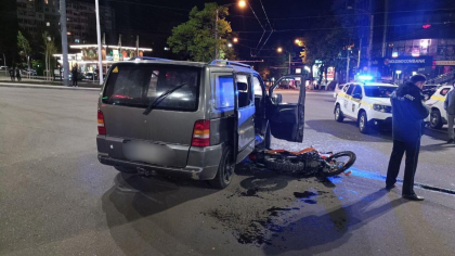 Accident nocturn in capitala. Un tanar a ajuns la spital, dupa ce motocicleta pe care o conducea s-a lovit cu o masina - FOTO Accident nocturn in capitala. Un tanar a ajuns la spital, dupa ce motocicleta pe care o conducea s-a lovit cu o masina - FOTO