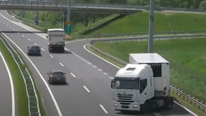 Un roman a provocat haos pe o autostrada din Croatia. Camionagiul spune ca s-a imbatat dupa accident - VIDEO