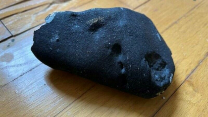 Un obiect metalic misterios a cazut din cer, direct prin acoperisul unei case. Ar putea fi vechi de 5 miliarde de ani - FOTO