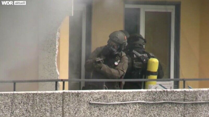 Un barbat a incendiat un apartament si a provocat o explozie. 12 pompieri si politisti, raniti. Un cadavru ars a fost gasit Un barbat a incendiat un apartament si a provocat o explozie. 12 pompieri si politisti, raniti. Un cadavru ars a fost gasit